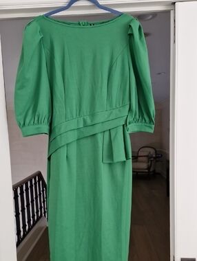 Elegant Green Puff-Sleeve Midi Dress with Asymmetric Waistband